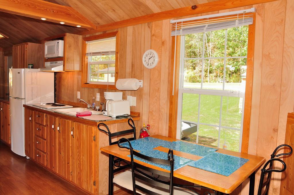 Plymouth Rock Camping Resort Deluxe Cabin 16 Elkhart Lake Exterior photo
