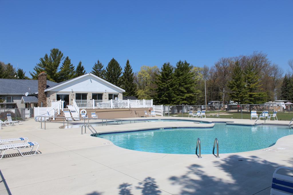 Plymouth Rock Camping Resort Rustic Cabin Elkhart Lake Exterior photo