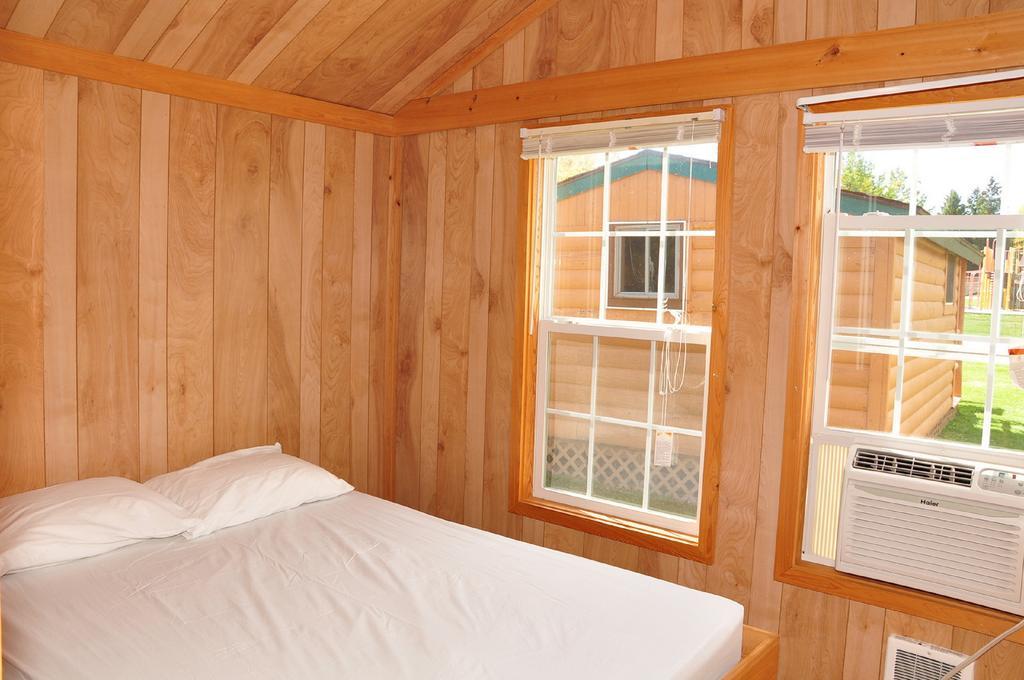 Plymouth Rock Camping Resort Rustic Cabin Elkhart Lake Exterior photo